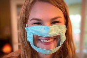 Estudiante de 21 años crea máscaras con micas para ayudar a las personas sordas a leer los labios.